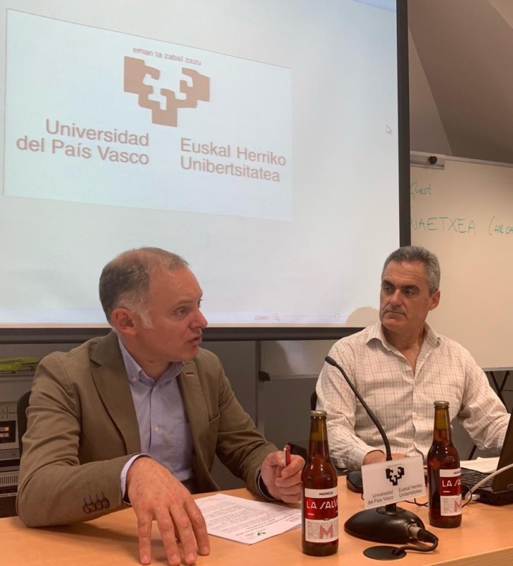 Eduardos Saiz (LA SALVE) y Joseba A. Etxebarria Gangoiti (UPV/EHU) en la presentación del macro barómetro de la cerveza de Euskadi