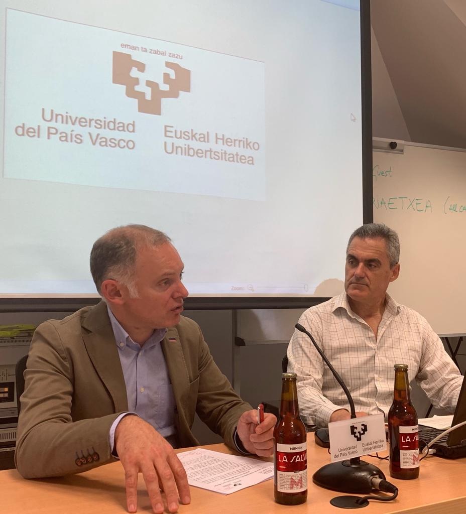 Eduardo Saiz (LA SALVE) y Joseba A. Etxebarria Gangoiti (UPV/EHU) en la presentación del macro barómetro de la cerveza de Euskadi