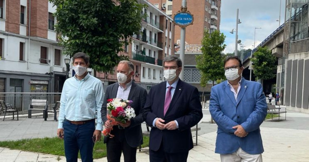 LA SALVE ha celebrado un acto conmemorativo, con una ofrenda floral incluida para celebrar el primer año en el que Bilbao cuenta con el Paseo Lucía Yarza