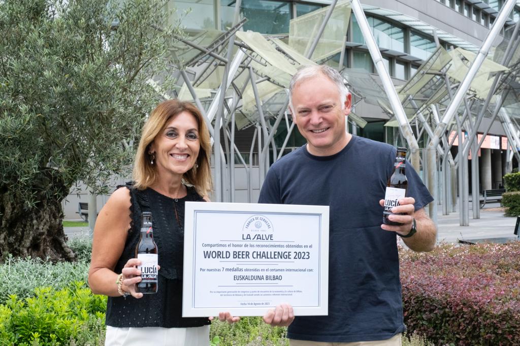 LA SALVE reconocida internacionalmente en el world beer challenge  2023, brinda sus 7 medallas obtenidas a Euskalduna Bilbao