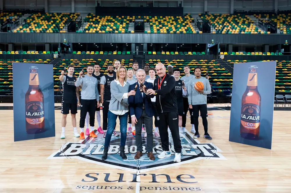 LA SALVE PRESENTA SU NUEVA 0,0 TOSTADA JUNTO A SURNE BILBAO BASKET EN EL BILBAO ARENA