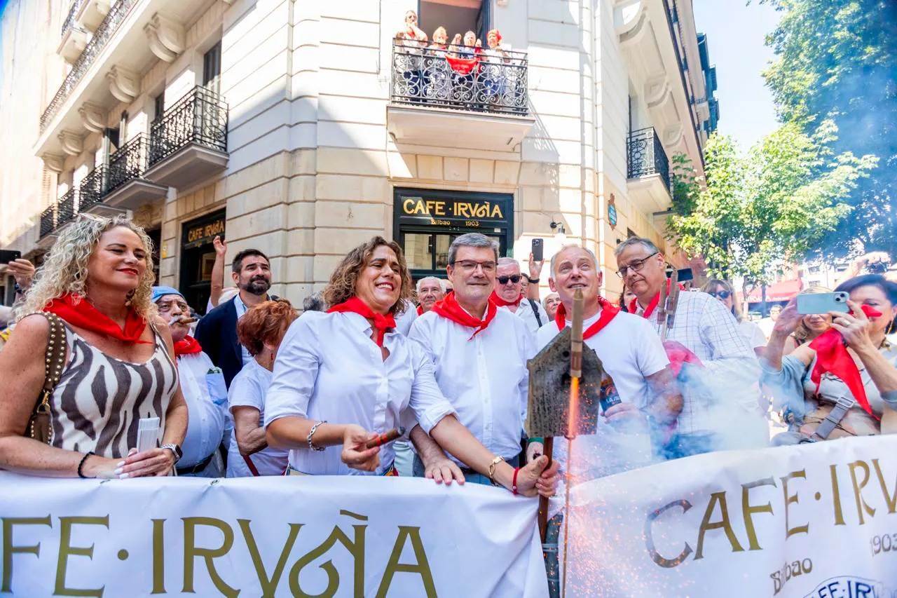 CAFÉ IRUÑA Y LA SALVE VUELVEN A DAR LA BIENVENIDA A LOS SANFERMINES CON EL TRADICIONAL TXUPINAZO EN BILBAO